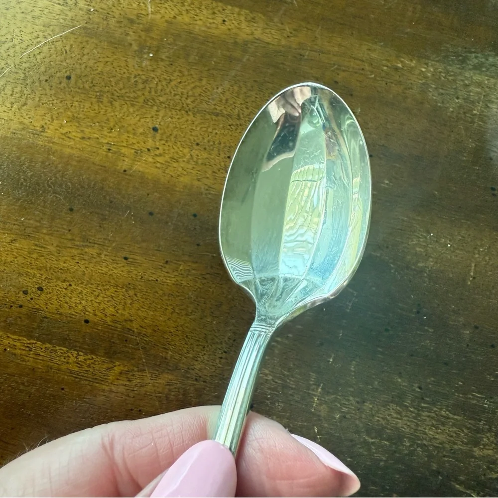 Oneida Community Silver Plate 4 Dinner knives, 2 Spoons 1 Relish Spoon